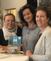 Sehr erfreulich ist aktuell, dass eine Spendenbox in der Boutique "Stoff-Wechsel " anlässlich deren 5-jährigem Jubiläum geleert werden konnte und erfreuliche 235,- Euro enthielt. Wir danken den Inhaberinnen (hier auf dem Bild mit Nikol Döttling (rechts) bei der Übergabe) von Herzen im Namen der Bedürftigen.