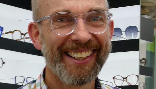 Mit schwachen Augen kann man nicht arbeiten: Optiker Henning Mezger hilft