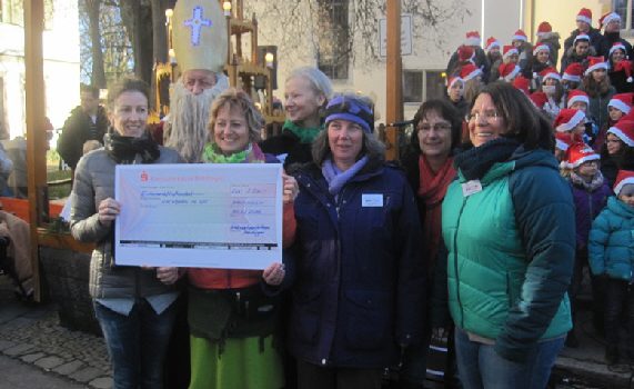Der Weihnachtsmarkt lockt tausende Besucher an die 74 Stände. Der Weihnachtsmarkt lockt tausende Besucher an die 74 Stände.